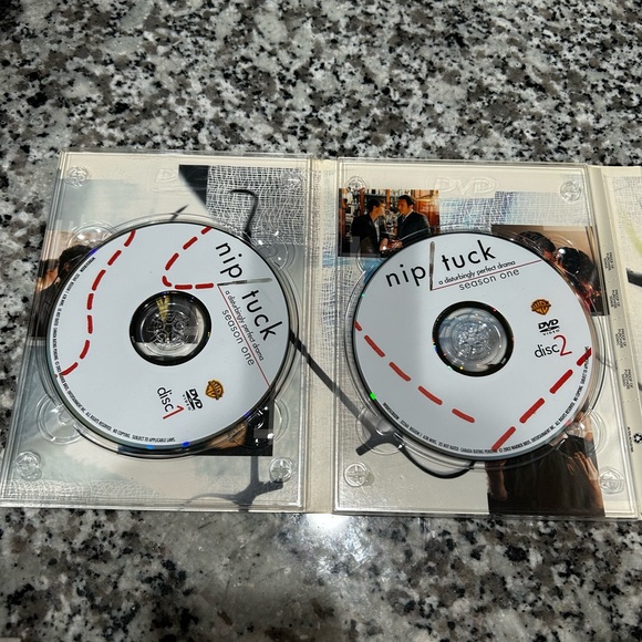 THE COMPLETE NIP/TUCK SEASONS 1 AND 2 - Picture 4 of 12